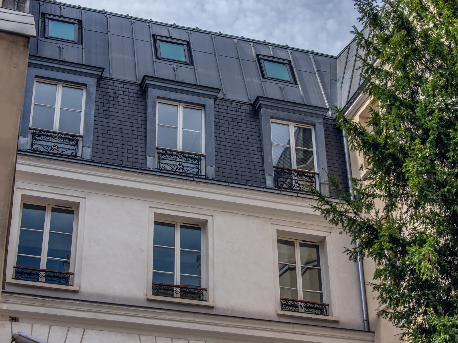 Immeuble parisien et sa façade bordée de verdure
