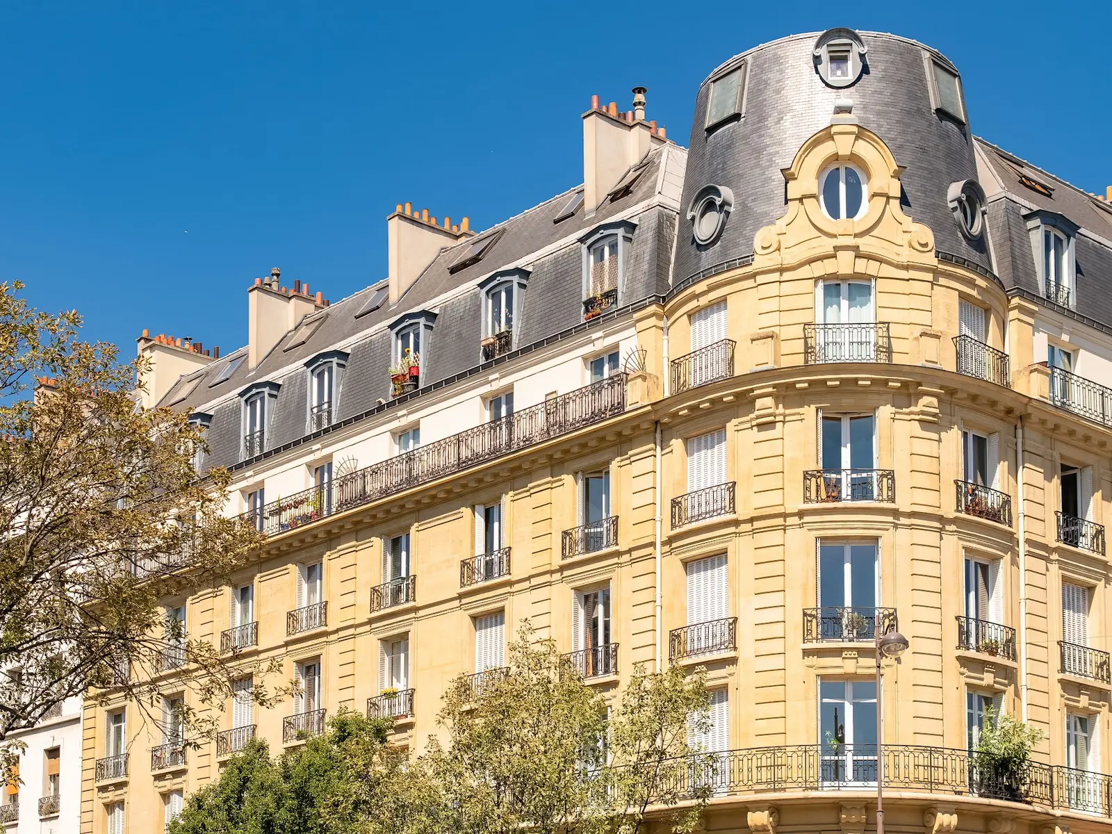 Immeuble haussmannien d'angle dans la lumière dorée