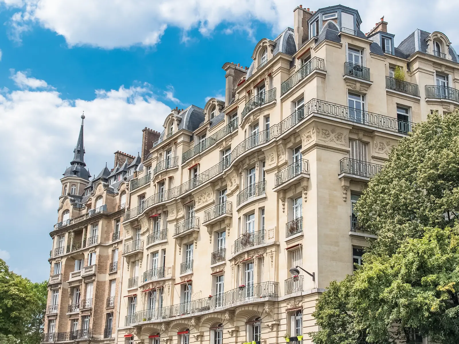 Immeuble haussmannien sous un ciel bleu