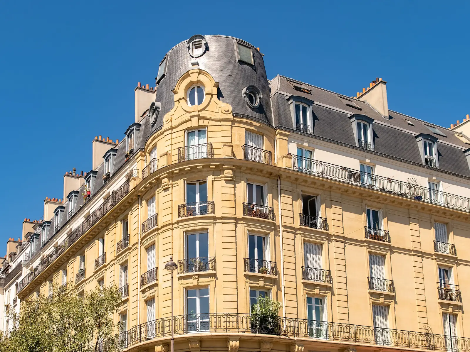 Façade haussmannienne baignée de lumière dorée
