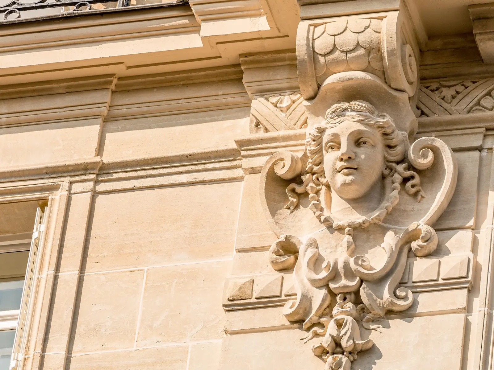 Mascaron sculpté sur une façade parisienne