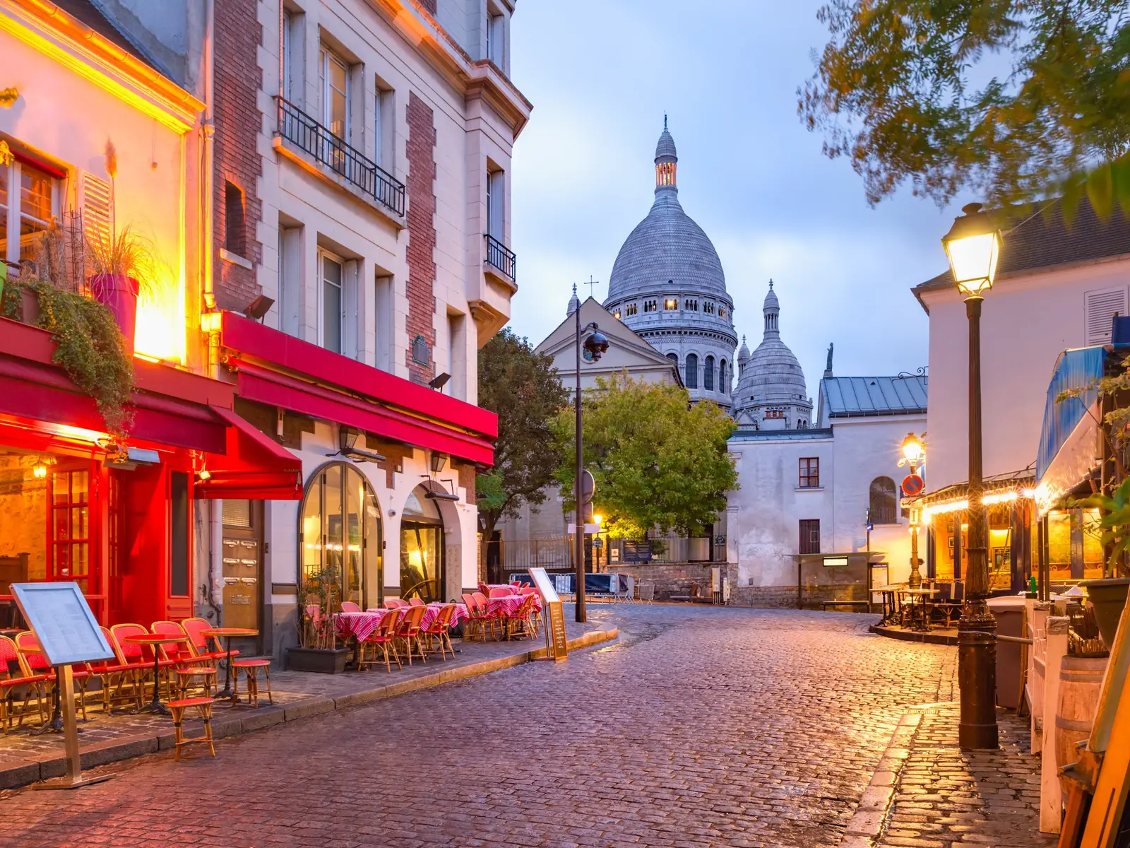 Rue colorée de Montmartre au crépuscule