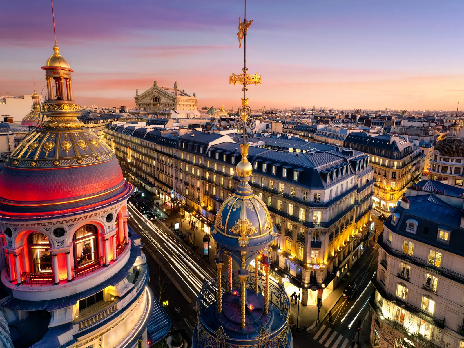 Coupole de l'Opéra Garnier et toits de Paris au crépuscule