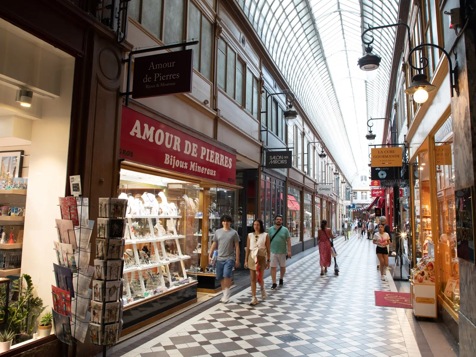 Boutiques sous la verrière d'un passage couvert parisien