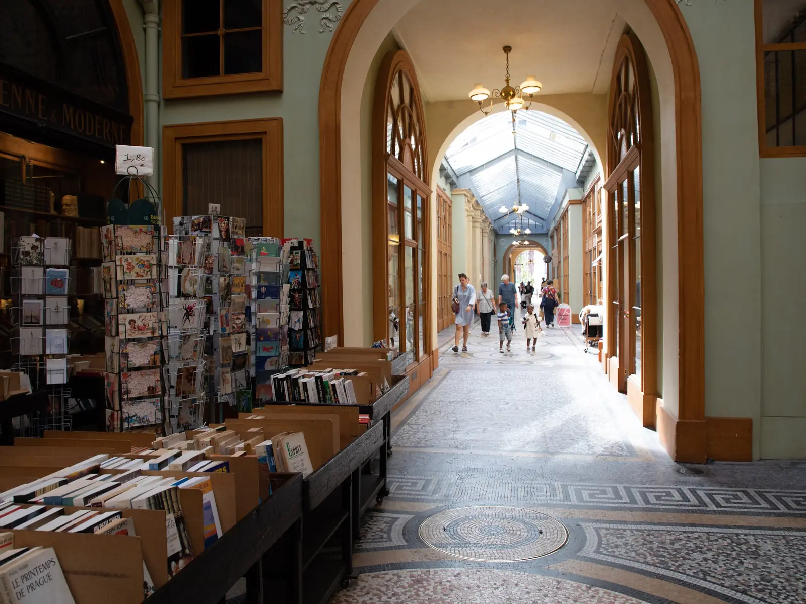 Librairie sous la verrière d'un passage couvert