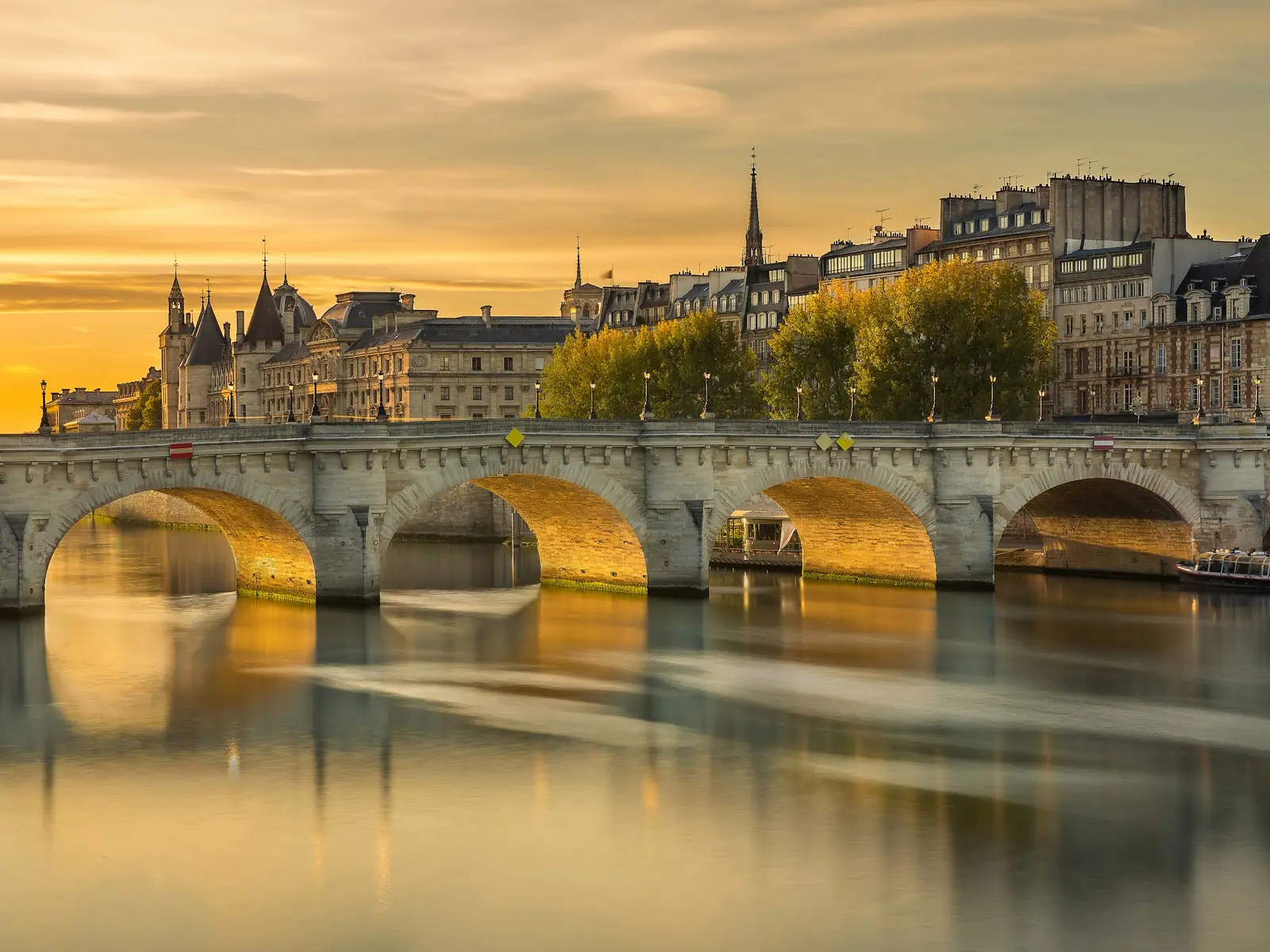 The Pont Neuf over the Seine at dusk