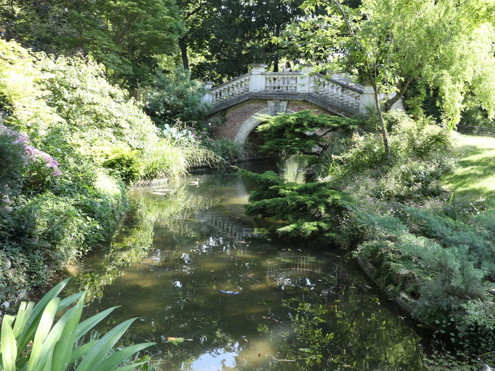 Pont et verdure du parc Monceau