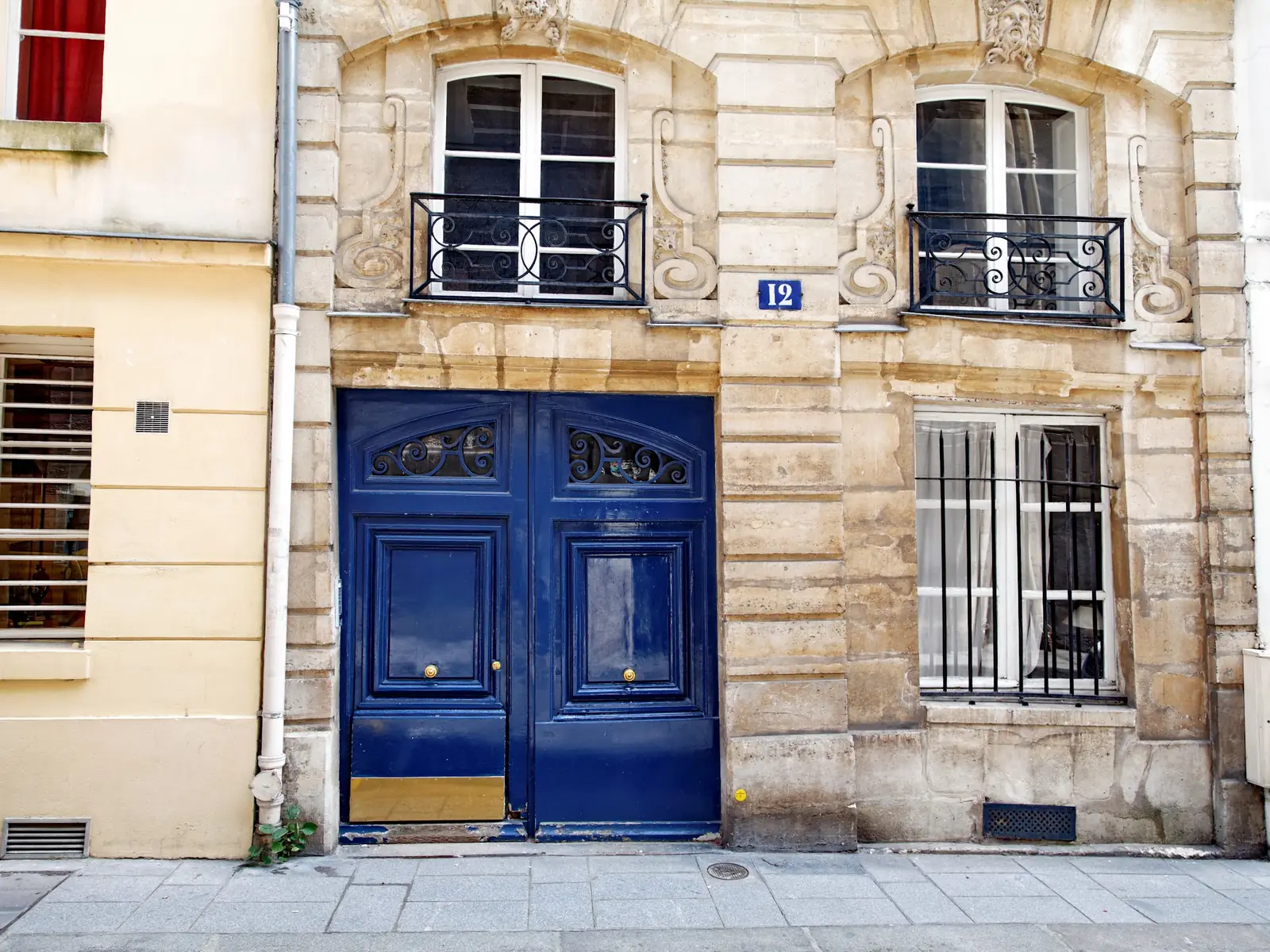 Porte bleue d'un immeuble parisien