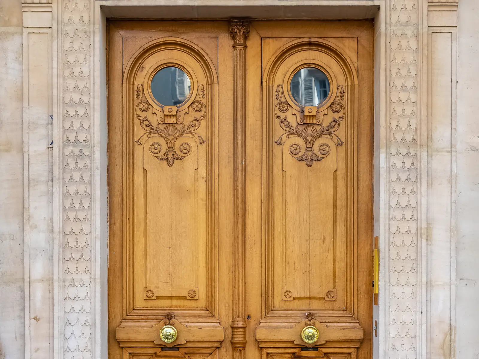 Carved carriage door with an oculus
