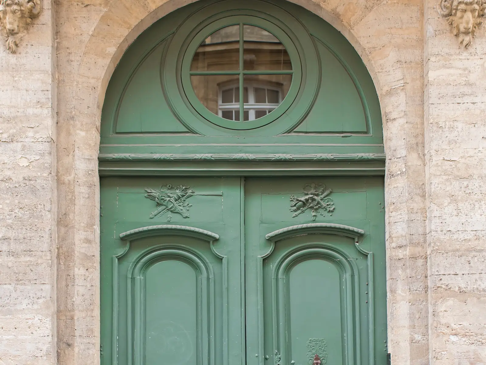 Porte cochère verte d'un immeuble parisien