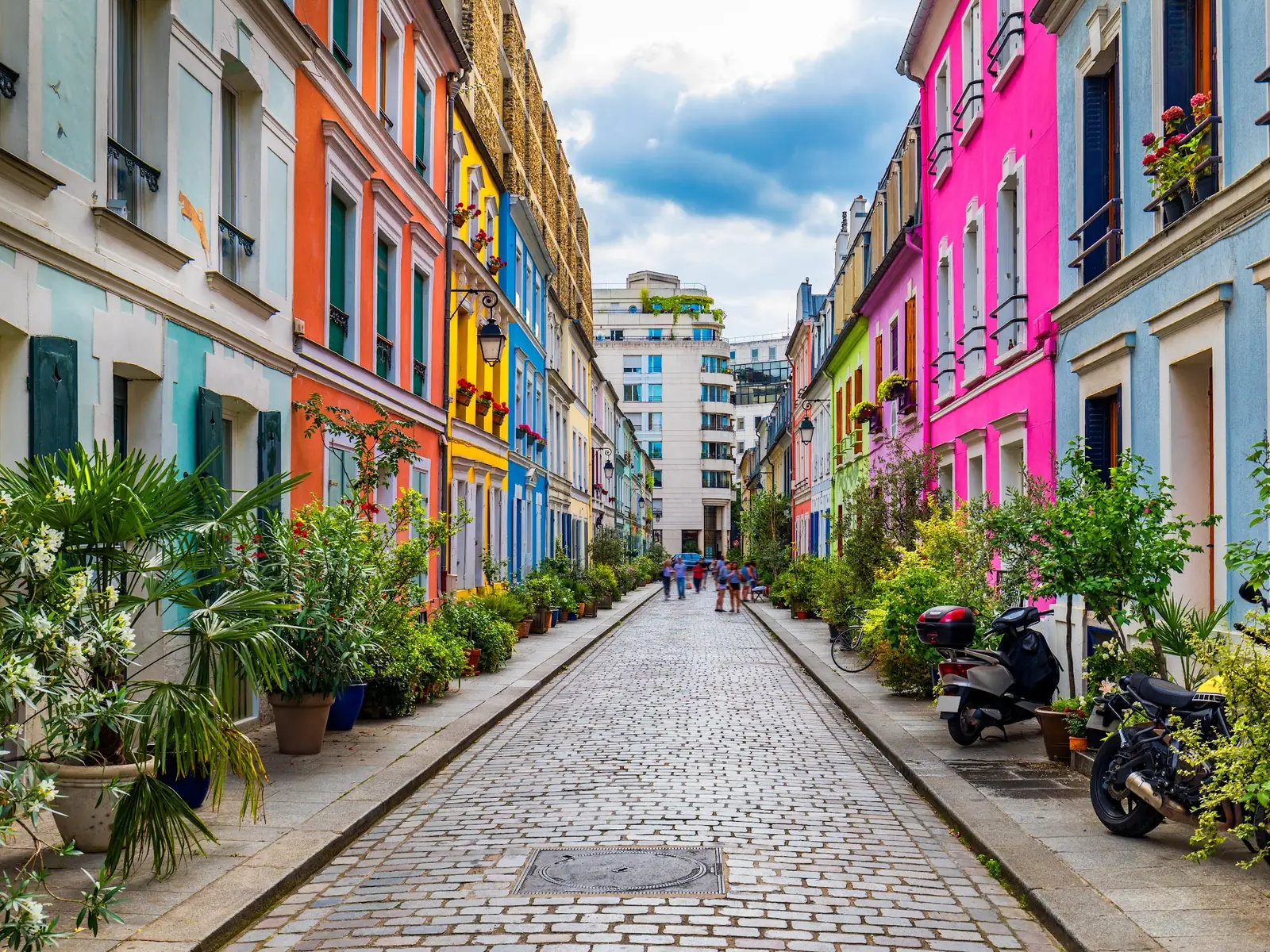 Les façades colorées de la rue Crémieux