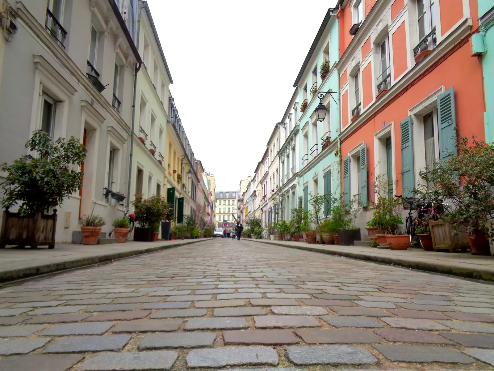Les façades colorées de la rue Crémieux