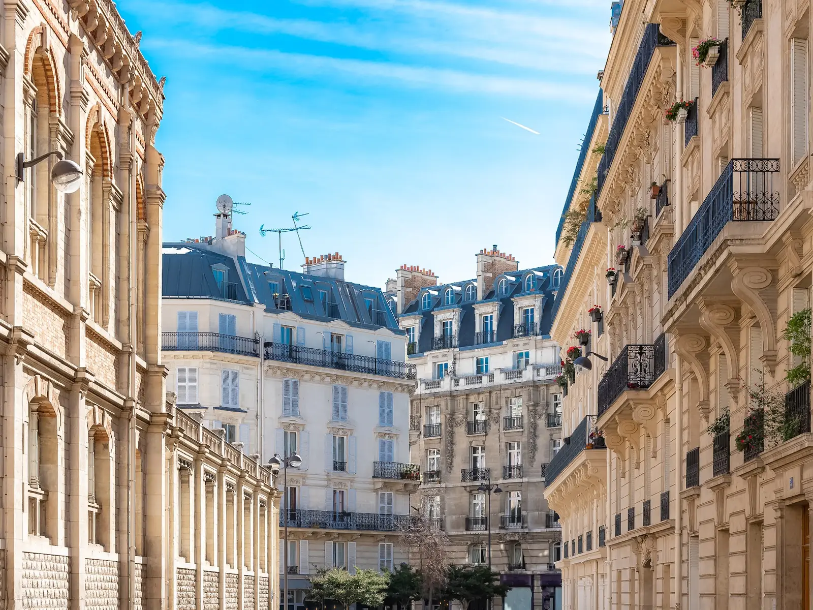 Rue haussmannienne de Paris sous un ciel bleu