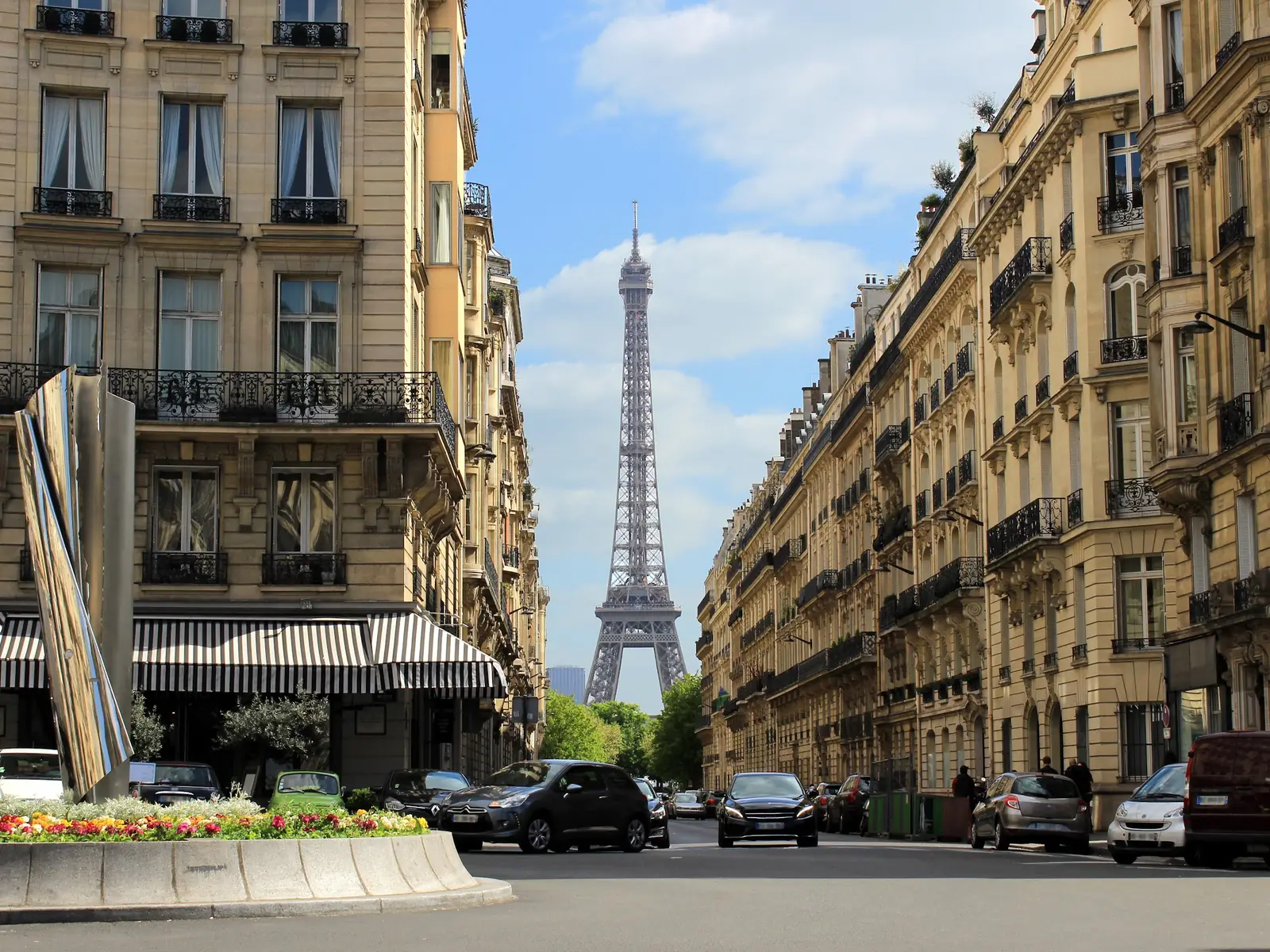 Rue haussmannienne ouverte sur la tour Eiffel