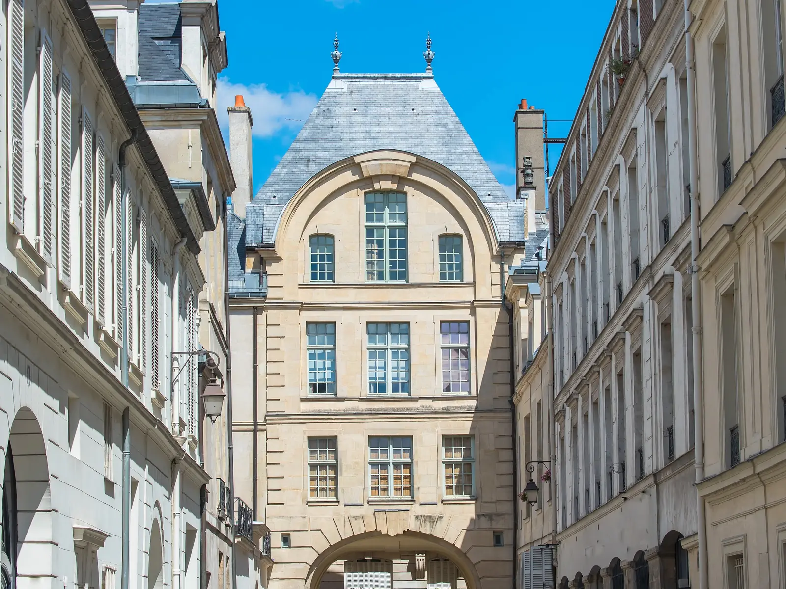 Hôtel particulier du Marais et sa rue pavée