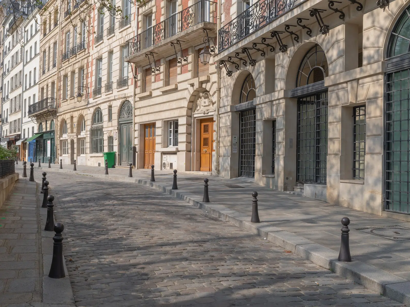 Rue pavée bordée d'immeubles haussmanniens