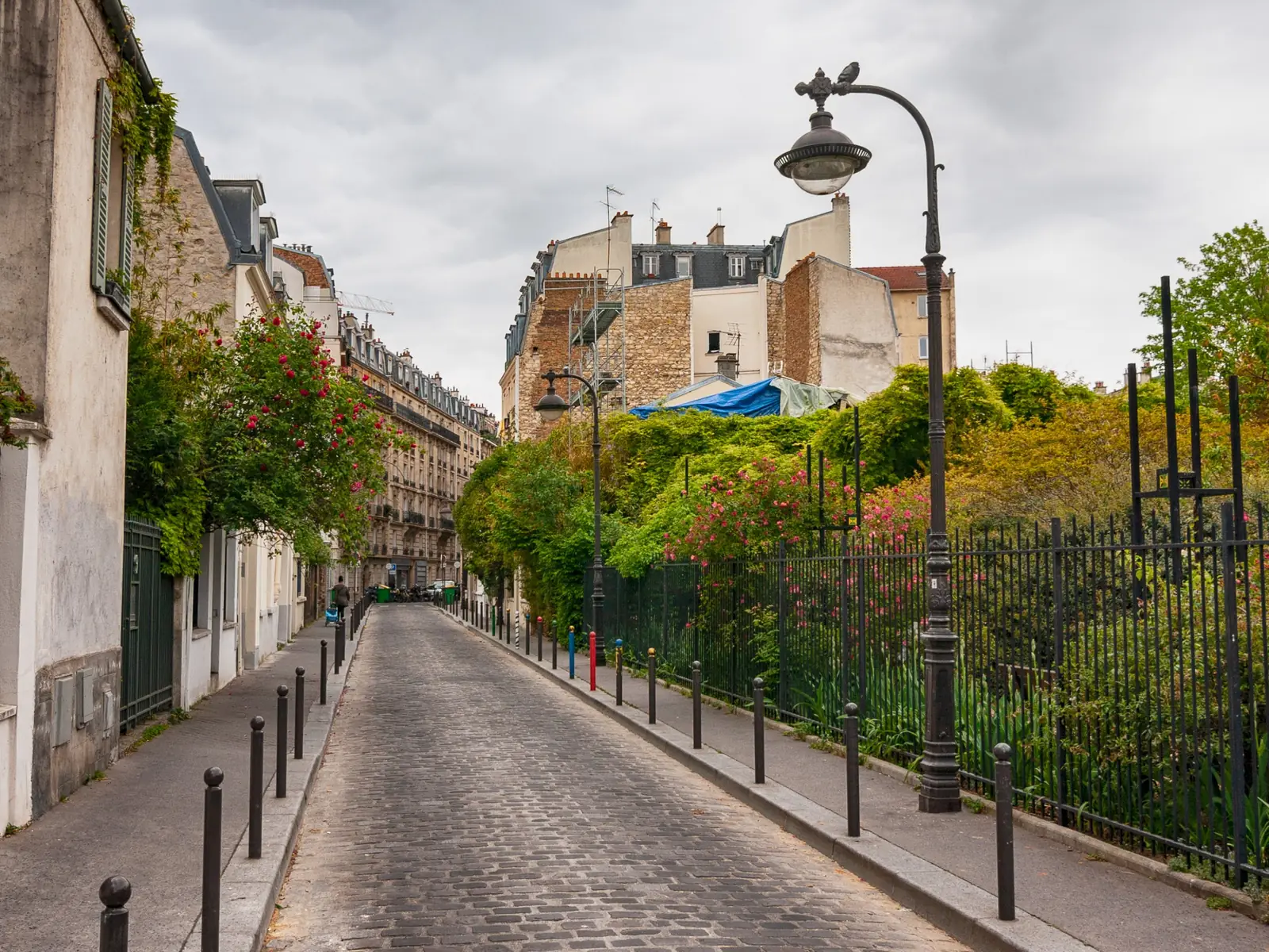 Ruelle pavée de Montmartre bordée d'immeubles anciens