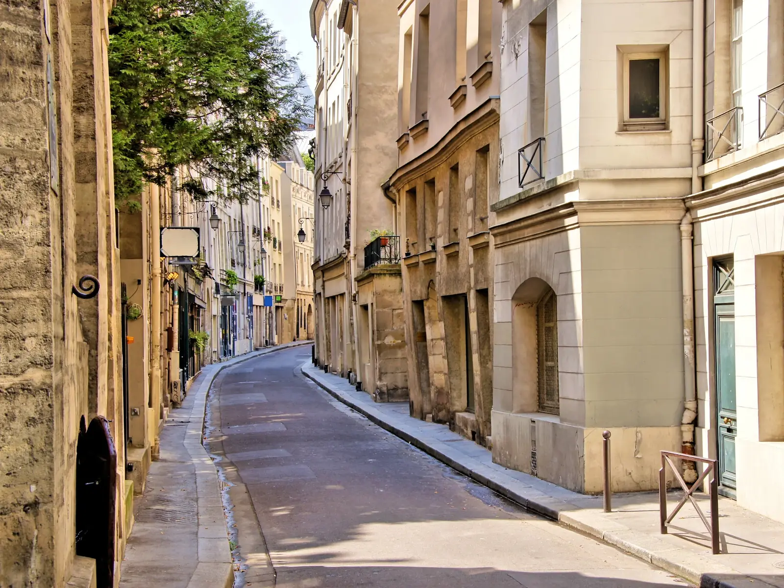 Ruelle pavée d'un quartier parisien