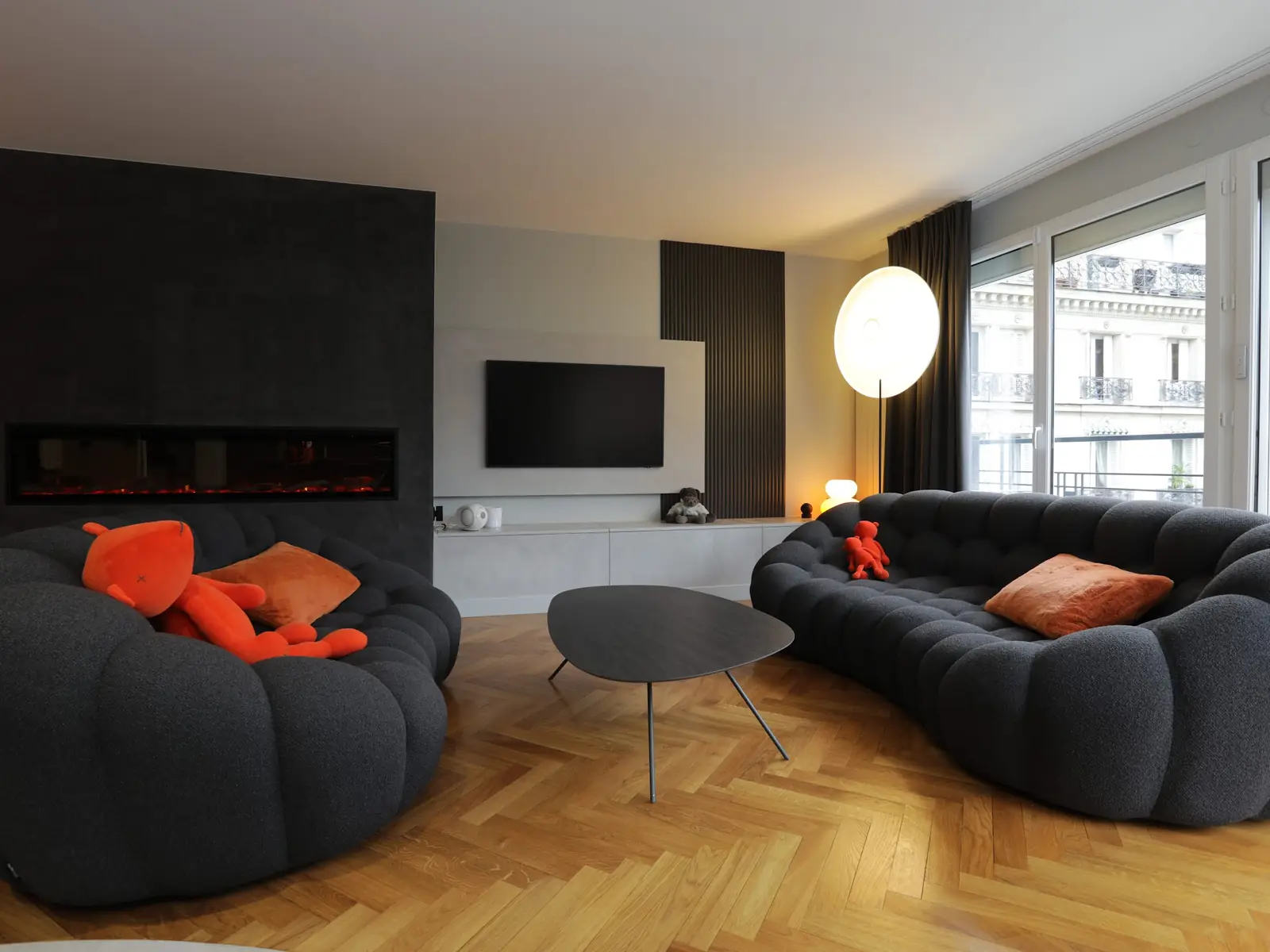 Grand salon parisien au design contemporain