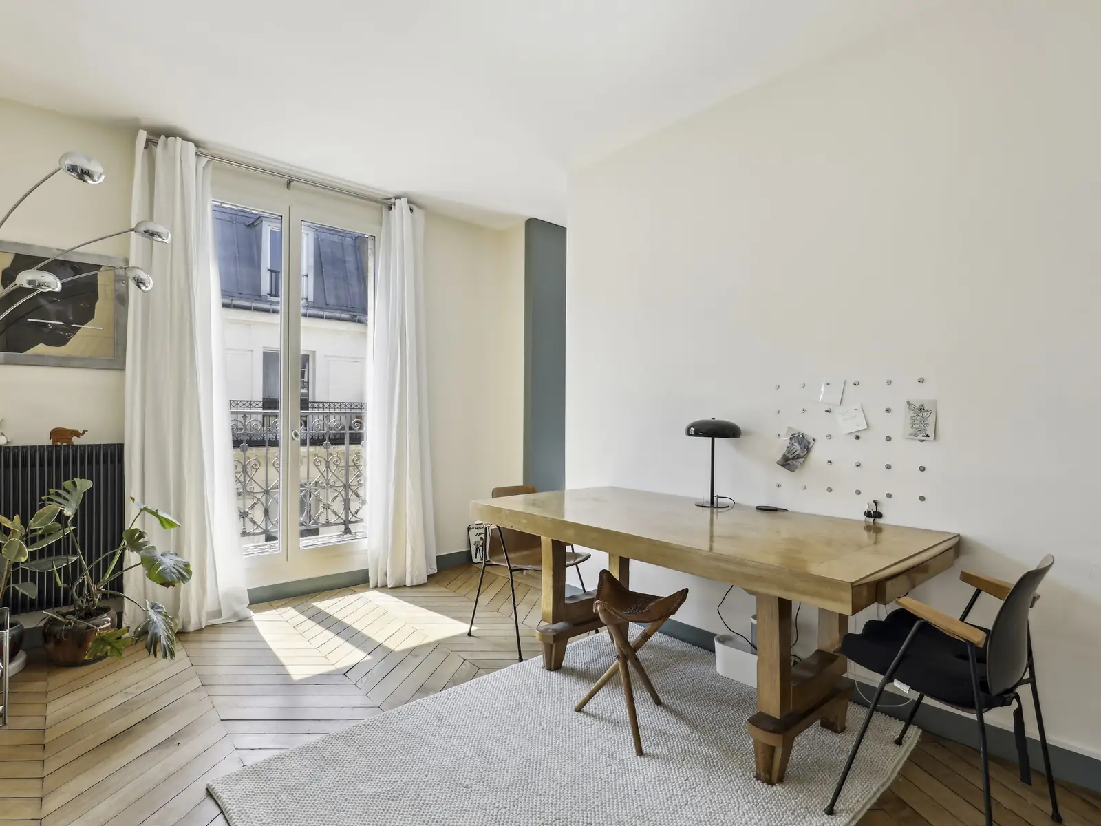 Séjour parisien lumineux et sa table en bois