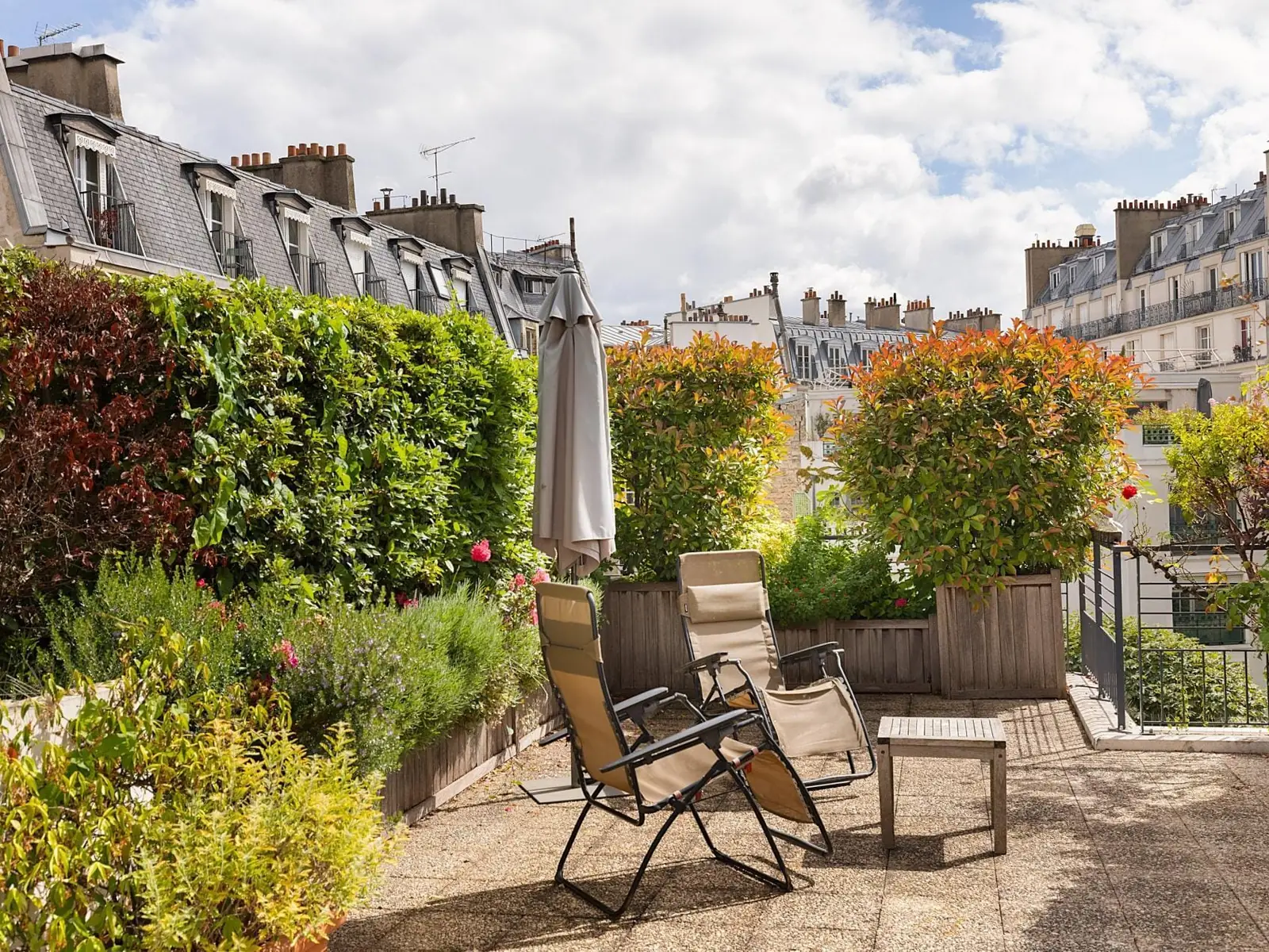 Terrace and armchairs with a view over the Paris rooftops
