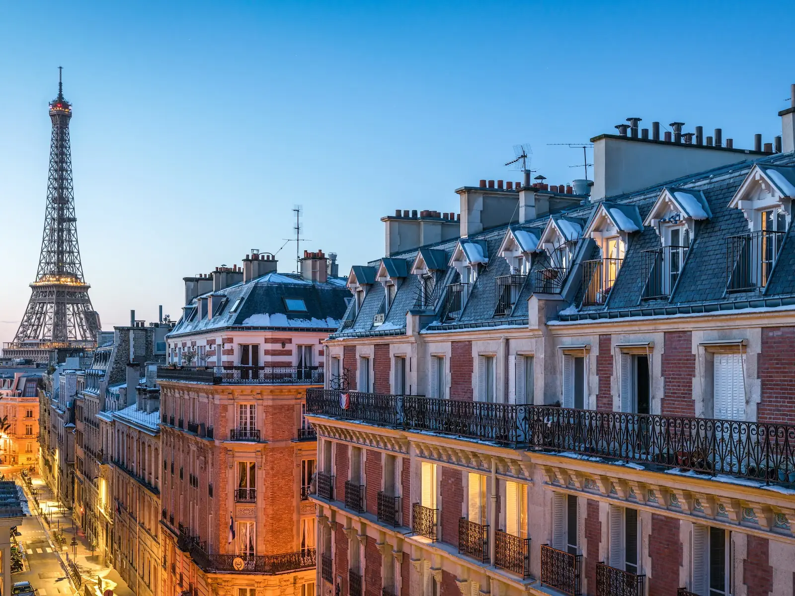 Les toits de Paris et la tour Eiffel au crépuscule