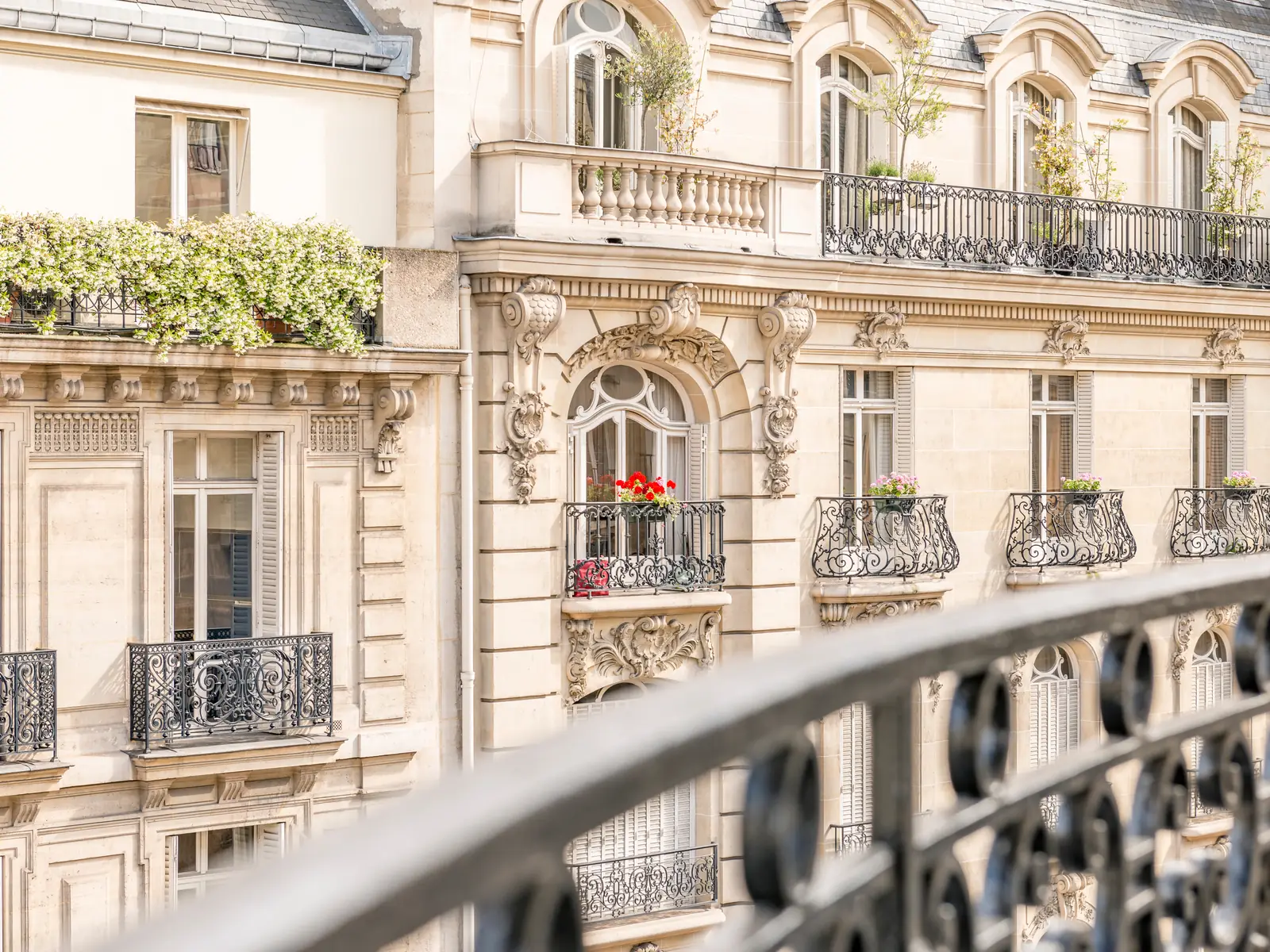 Façades parisiennes vues depuis un balcon