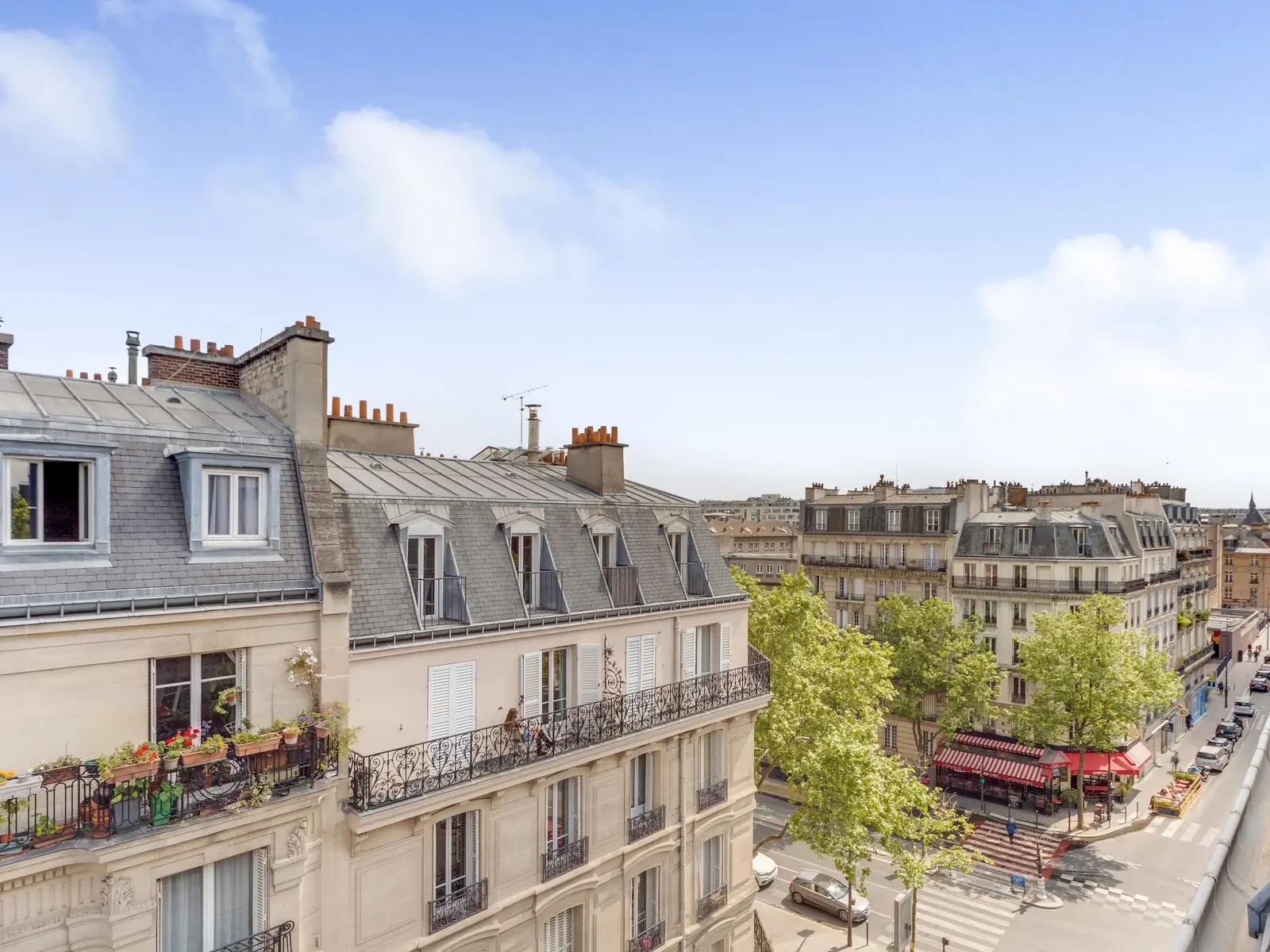 Vue sur la rue depuis un balcon parisien