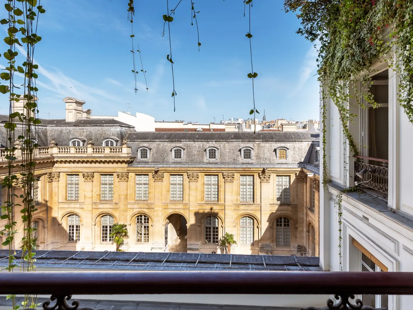 Cour d'un hôtel particulier vue depuis une fenêtre