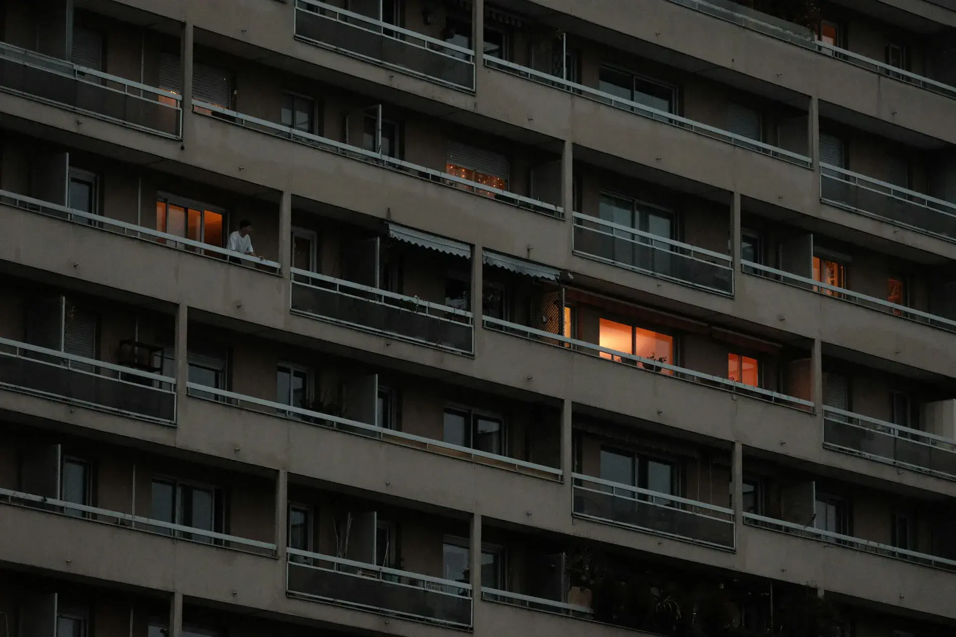Cage d'escalier d'un immeuble haussmannien parisien avec rampe en fer forgé