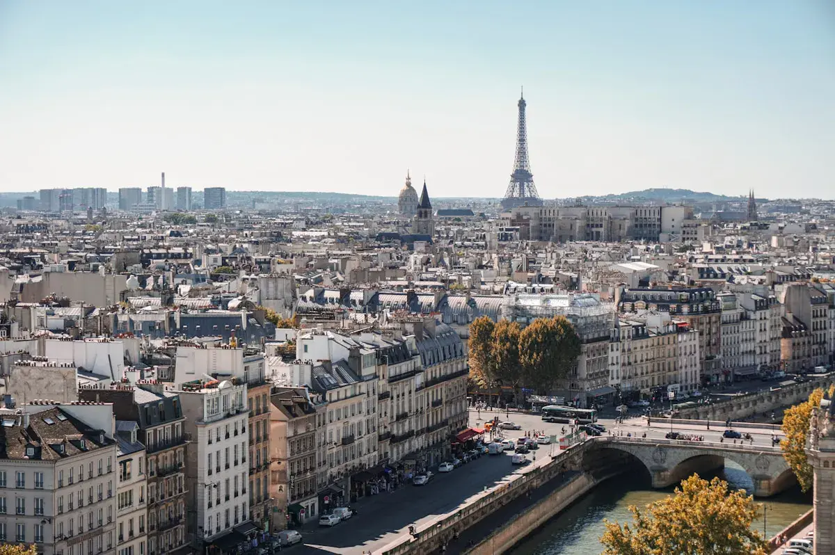 Vue sur les façades haussmanniennes du quartier Rochechouart à Paris