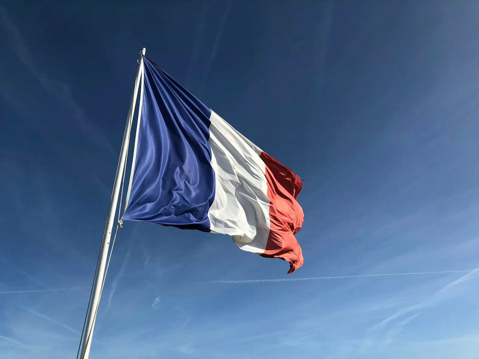Immeubles parisiens à la rentrée de septembre avec ciel bleu