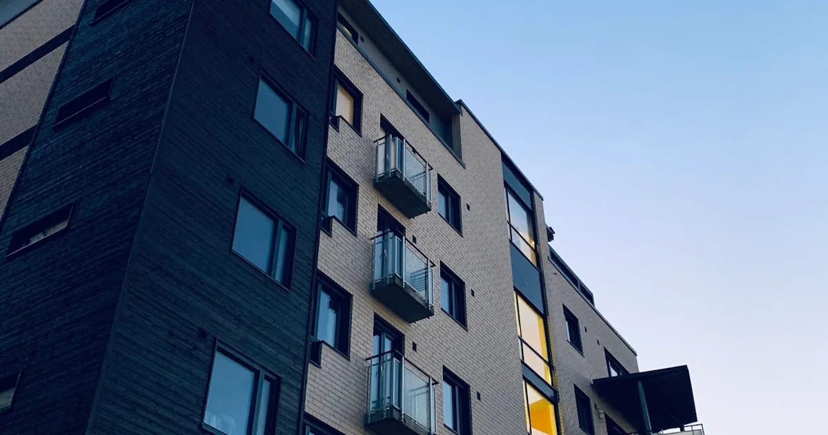 Façade d'une résidence de services moderne dans un quartier parisien