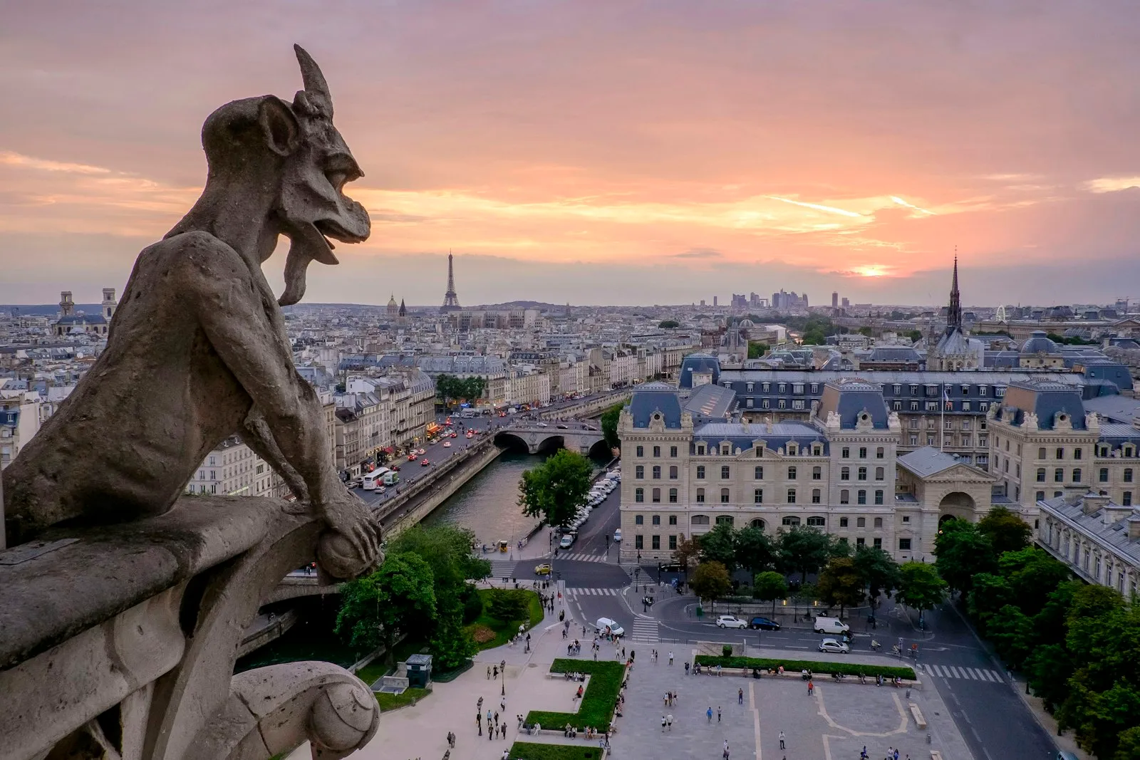 Vue aérienne de la Seine avec les ponts de Paris séparant rive gauche et rive droite