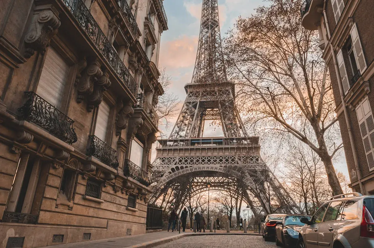 Vue sur les deux rives de Paris depuis un pont sur la Seine