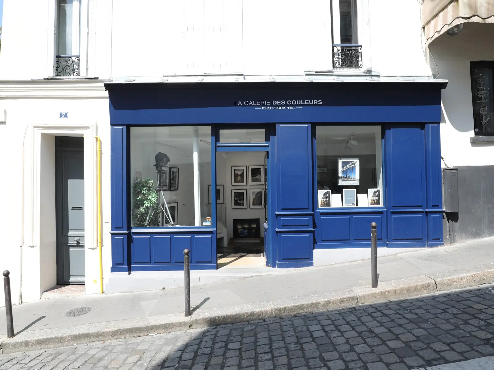 Devanture bleue d'une galerie parisienne