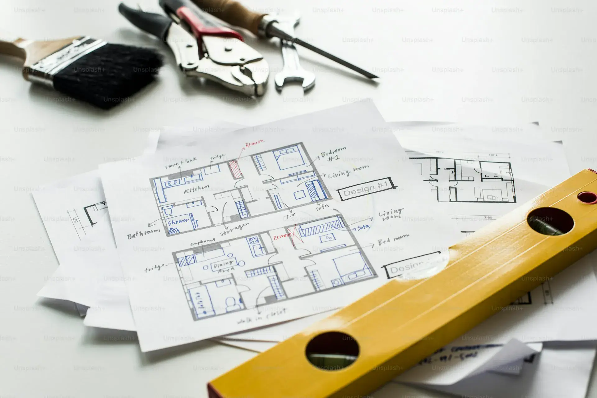 Mètre laser posé sur le parquet d'un appartement parisien en cours de mesure