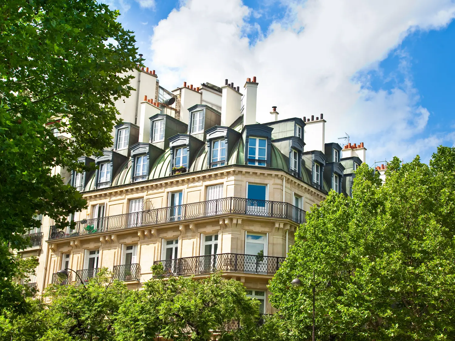 Immeuble parisien et ses toits mansardés