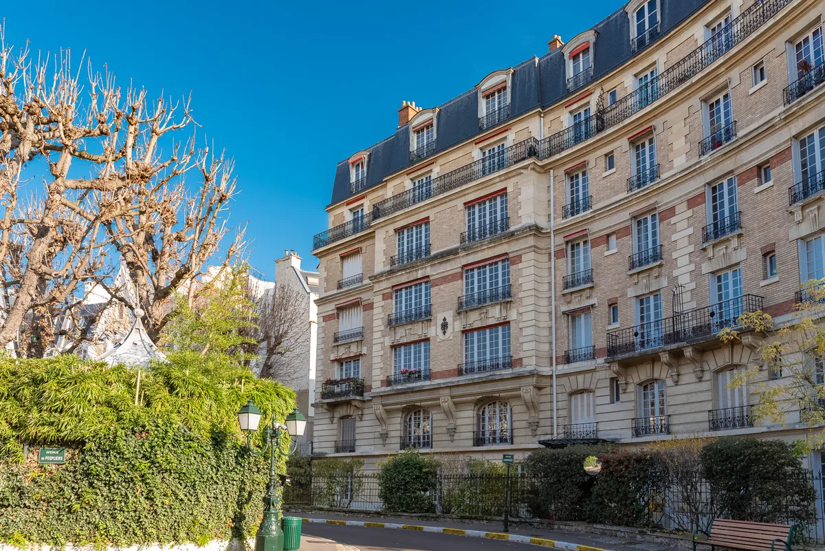 Villa privée arborée du quartier d'Auteuil, rue pavée fermée par une grille