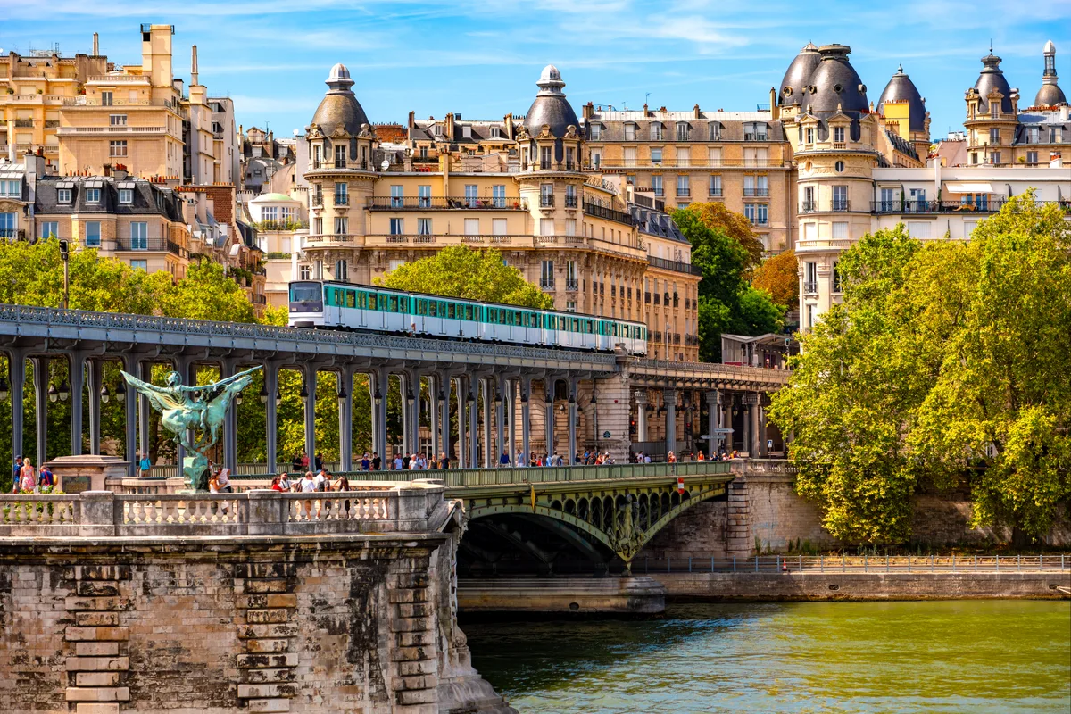Le pont de Bir-Hakeim et le viaduc de la ligne 6 du métro au-dessus de la Seine, vus depuis le quai de Passy