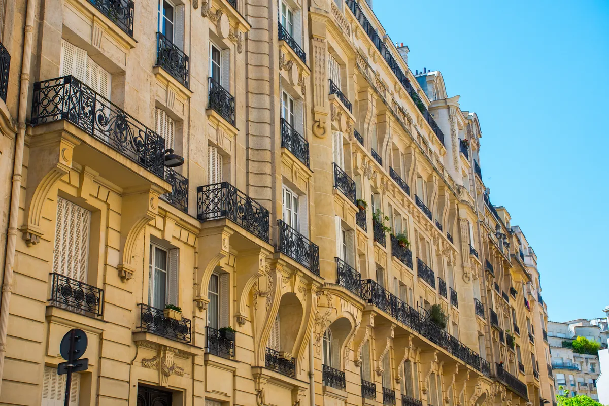 Toits haussmanniens du 16e arrondissement avec la tour Eiffel au loin