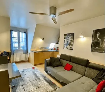 75009 : Pied-à-terre de 28 m² au dernier étage avec ascenseur