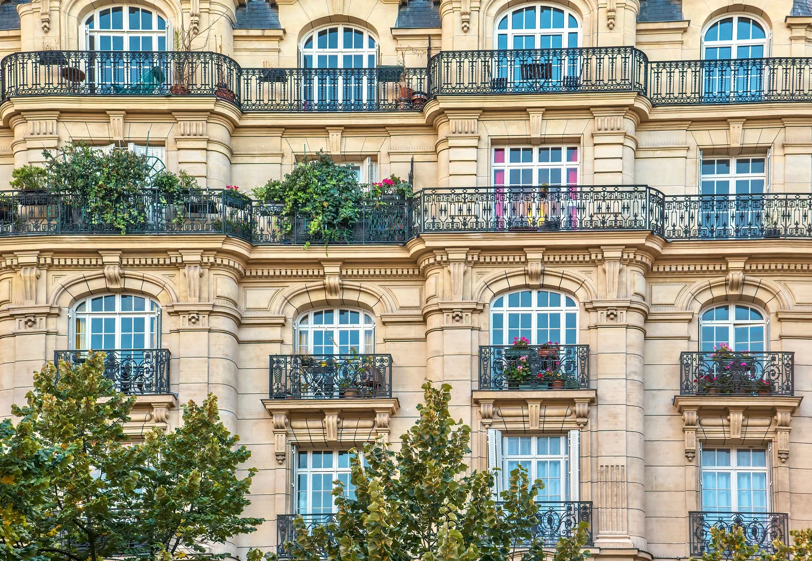 Façade haussmannienne parisienne, balcons en ferronnerie et fenêtres cintrées