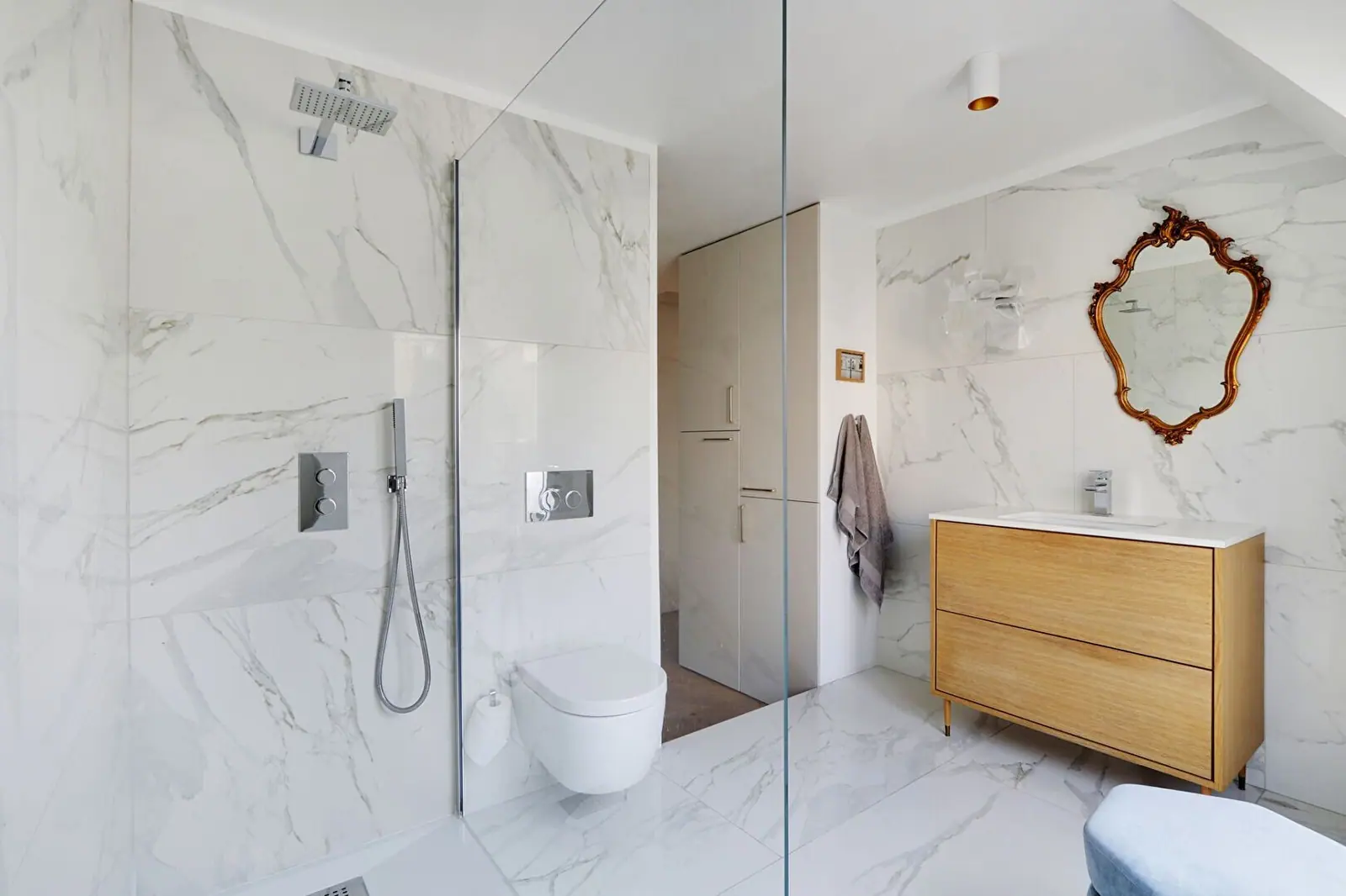 Salle de bain en marbre d'un appartement haussmannien rénové à Paris