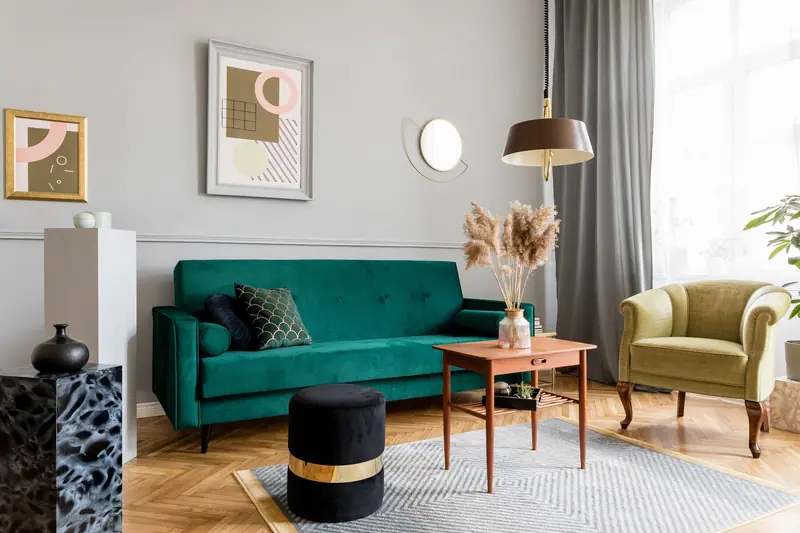 Salon contemporain, canapé vert et parquet clair