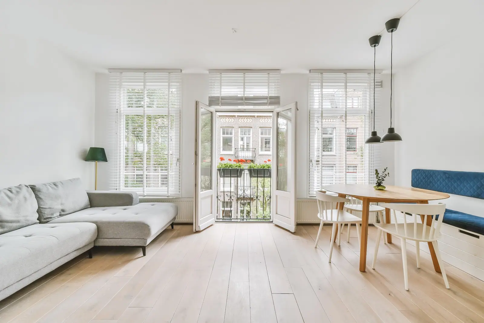 Salon lumineux et épuré d'un appartement parisien