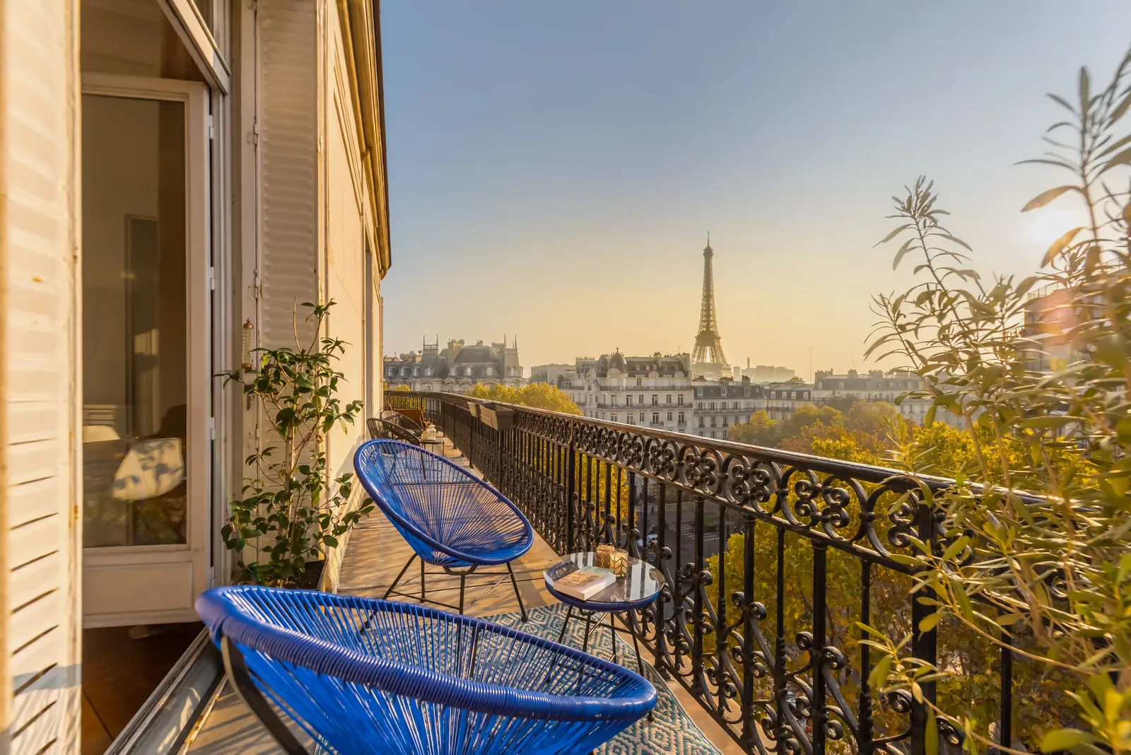 Balcon parisien avec vue sur la Tour Eiffel