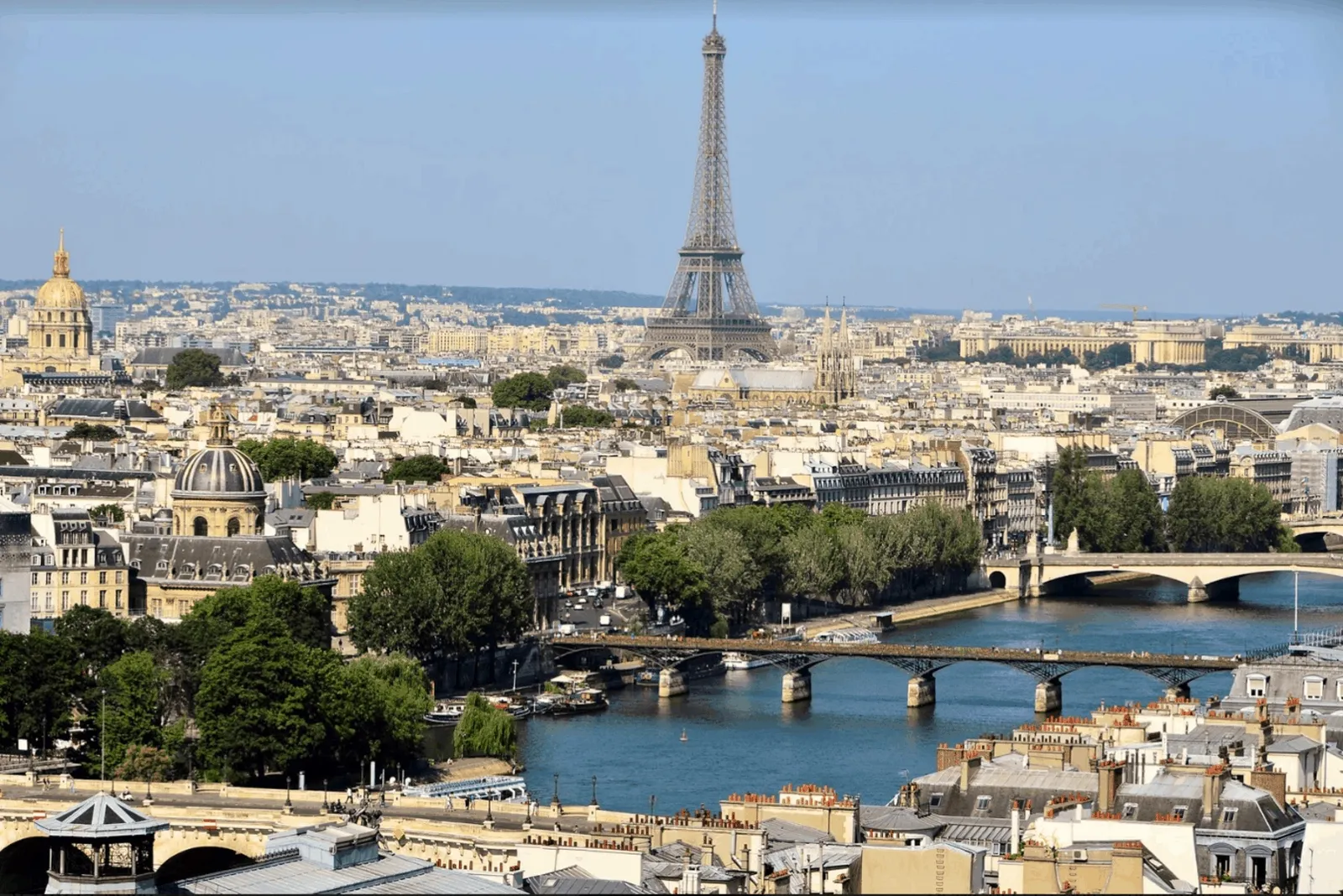 Vue aérienne des toits de Paris, la Seine et la tour Eiffel