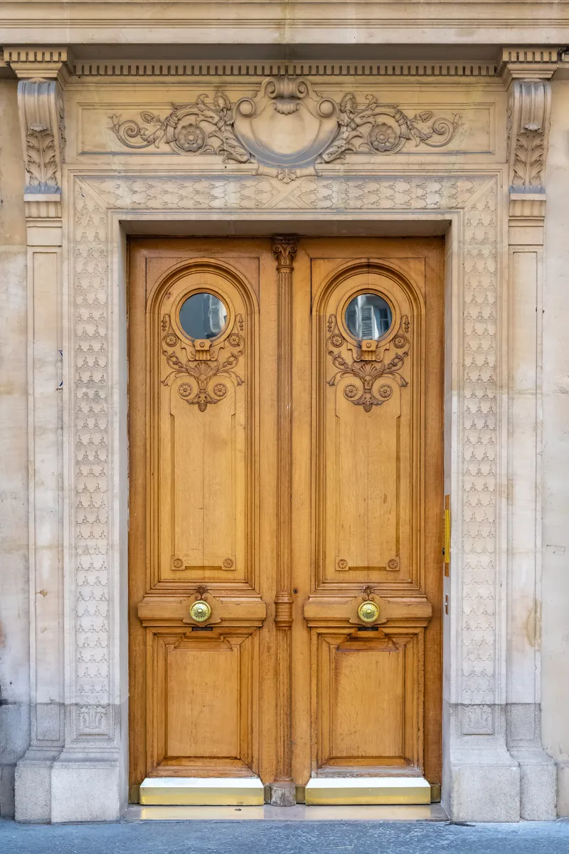 Porte cochère sculptée d'un immeuble haussmannien parisien