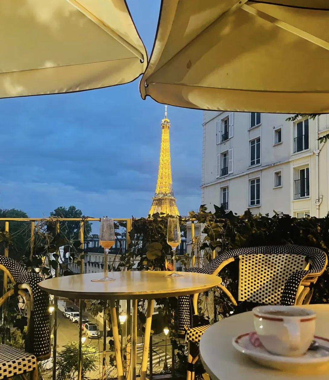 Terrasse parisienne avec vue sur la Tour Eiffel illuminée